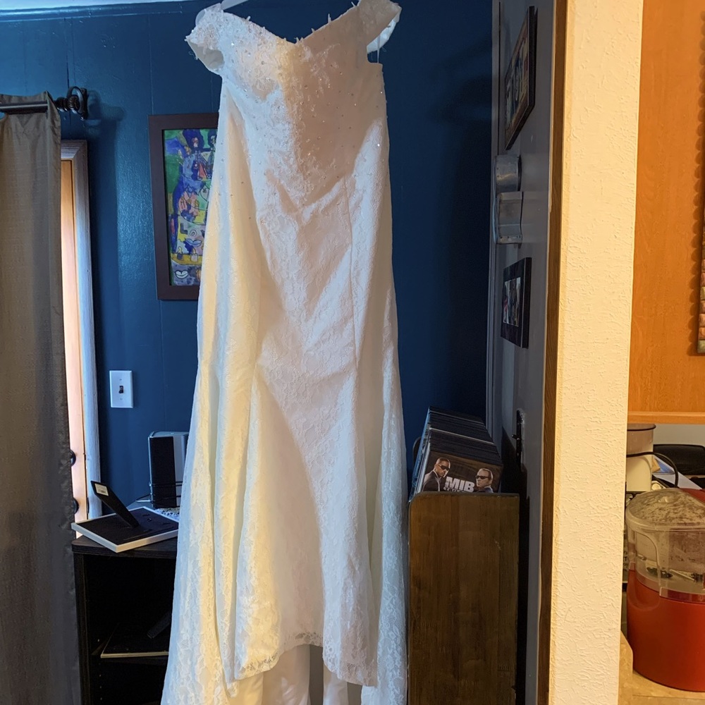Brand new never worn or altered ivory lace wedding dress